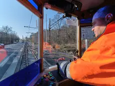 Il “frenador” alla guida del Tram di Opicina. Nelle altre foto il dialogi fra Dipiazza, Pellerito e Bernetti; gli interni della storica carrozza 401; sotto il Tram di Opicina con i classici colori bianco e blu. Fotoservizio Massimo Silvano