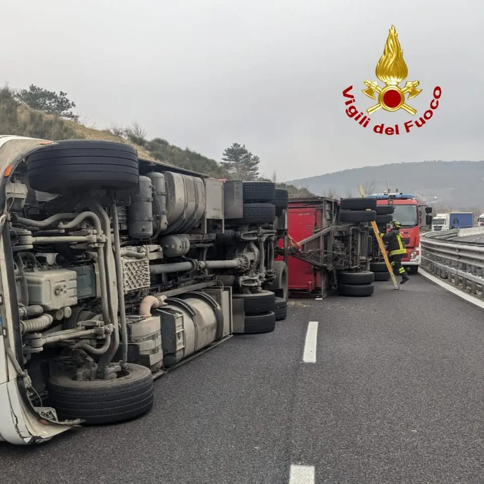 Il tir rovesciatosi sul raccordo autostradale di Trieste nei pressi di Cattinara