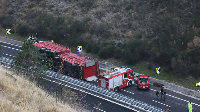 La scena dell'incidente con il Tir carico di bestiame ribaltatato Foto di Andrea Lasorte