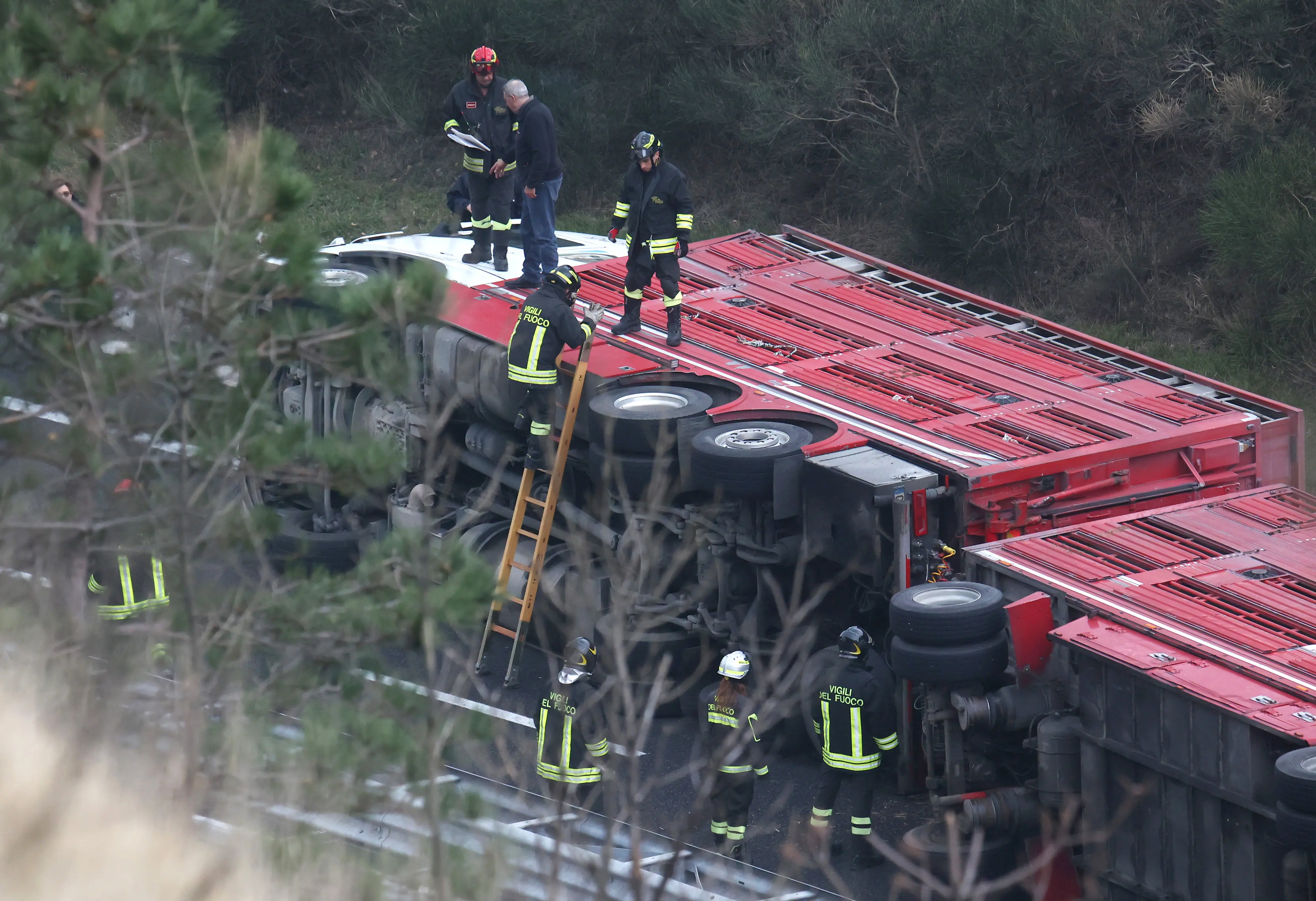 I vigili del fuoco all'opera sul mezzo Foto Lasorte