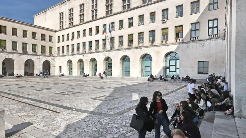 Un esterno della sede principale dell’Università di Trieste in piazzale Europa foto Lasorte