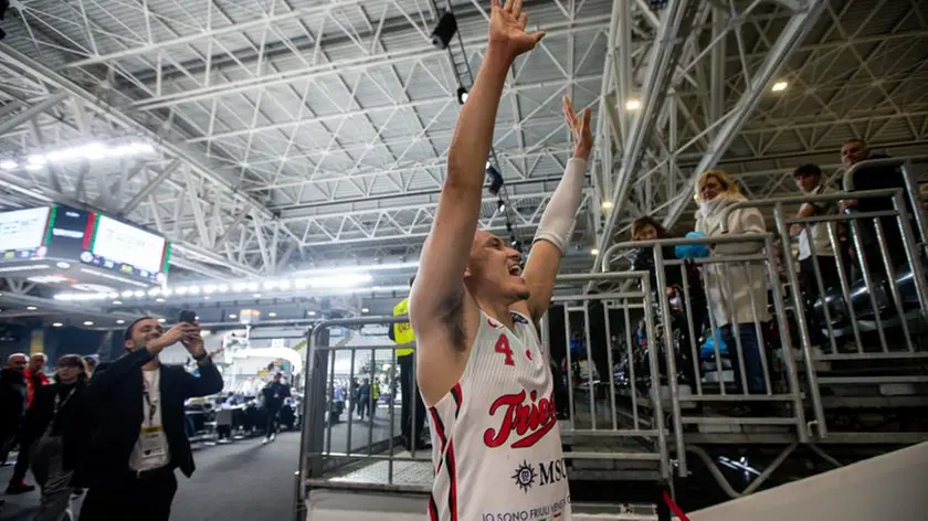 I festeggiamenti di Colbey Ross dopo la vittoria in casa della Virtus Bologna Foto Ciamillo/Lasorte