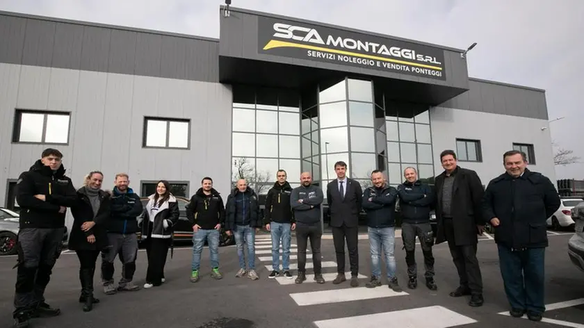 Staff e autorità all’esterno della nuova sede. Foto Bonaventura
