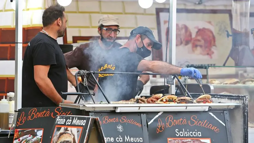 Un evento gastronomico in piazza Ponterosso tra griglie e fritture