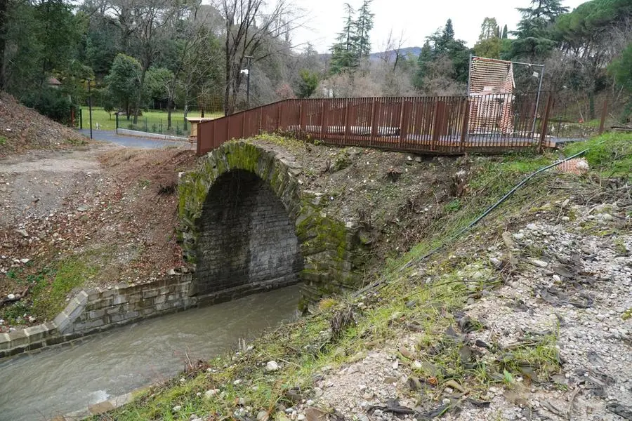 Uno dei ponticelli realizzati nell’area verde Foto Marega