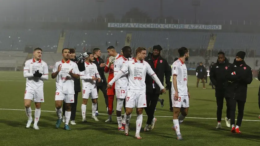 I giocatori della Triestina al termine del match vinto 3-2 a Novara Foto Mariani/Lasorte