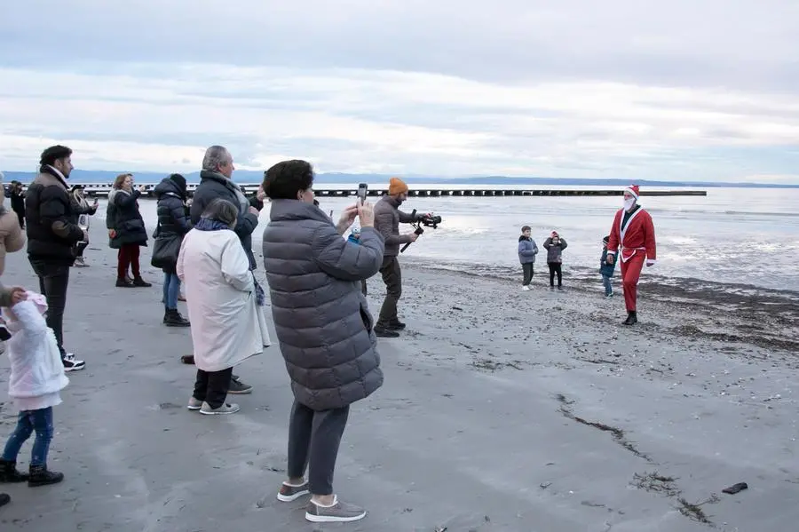 L'arrivo di Babbo Natale sbarcato dalla moto d'acqua Foto Bonaventura