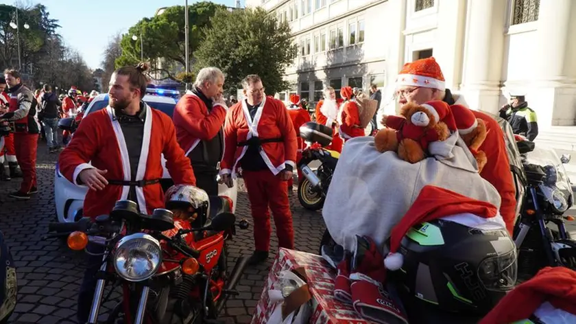 L’invasione dei Babbi Natale bikers lungo le vie del centro e in piazza Vittoria Foto Marega