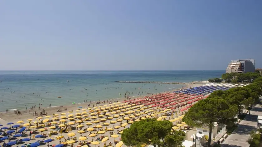 La distesa di ombrelloni lungo la spiaggia di Grado