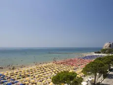 La distesa di ombrelloni lungo la spiaggia di Grado