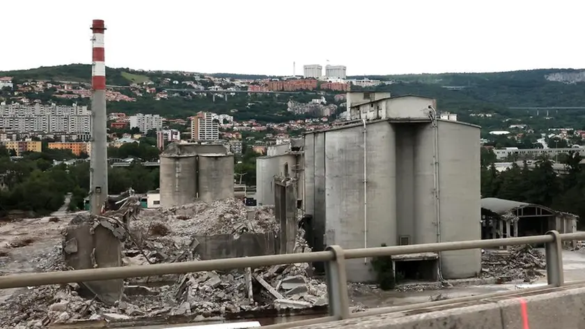 L’ex stabilimento Italcementi con l’inconfondibile ciminiera che verrà abbattuta