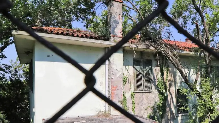 Un’immagine dell’esterno dell’ex caserma di Aquilinia: è uno dei beni che il Comune di Muggia ha deciso di rimettere sul mercato