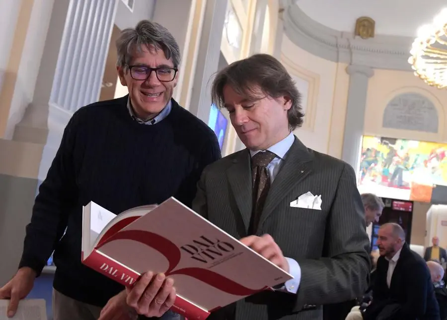 Il presidente Francesco Granbassi con il libro Foto Francesco Bruni