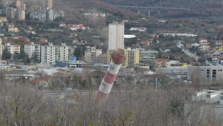 Il crollo della ciminiera (foto Bruni)