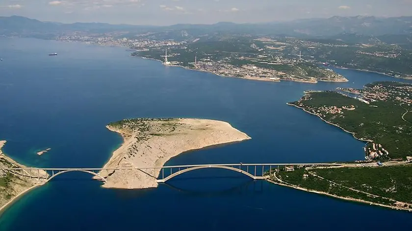 Il ponte di Veglia, sullo sfondo la baia di Buccari e Fiume (foto megaconstrucciones.net)