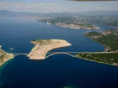 Il ponte di Veglia, sullo sfondo la baia di Buccari e Fiume (foto megaconstrucciones.net)