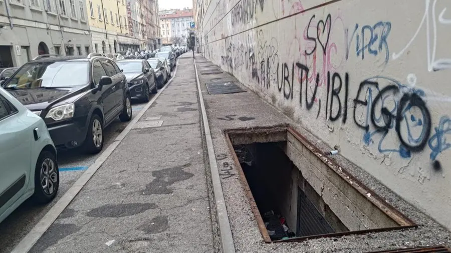 I cunicoli sotto le grate di via San Maurizio dove si infilano le persone