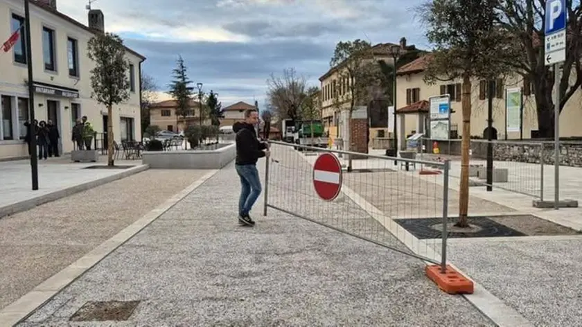 Il sindaco Gabrovec in piazza mentre apre il varco provvisorio