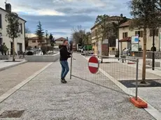 Il sindaco Gabrovec in piazza mentre apre il varco provvisorio