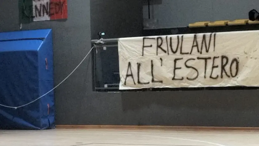 Lo striscione esposto dai sostenitori della Rojalkennedy Udine nella palestra comunale Savo Ušaj di Aurisina