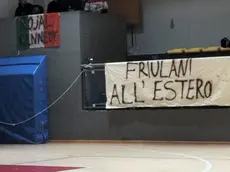 Lo striscione esposto dai sostenitori della Rojalkennedy Udine nella palestra comunale Savo Ušaj di Aurisina