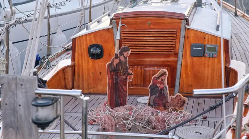 La creazione di Rino Tripovic con Giuseppe appoggiato su un mezzo marinaio Foto di Massimo Silvano