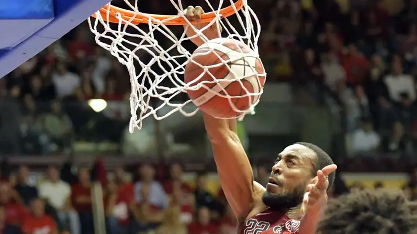 Markel Brown a canestro (foto Bruni)