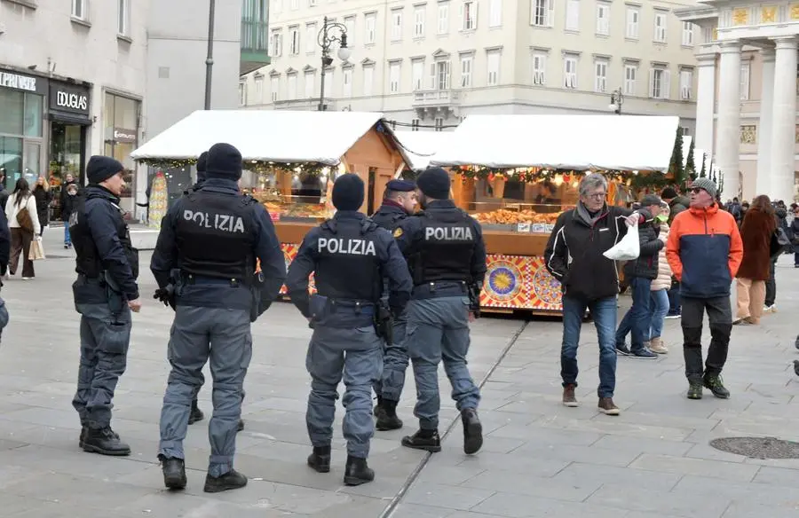 Le pattuglie della Polizia nel mercatino di piazza della Borsa (Bruni)