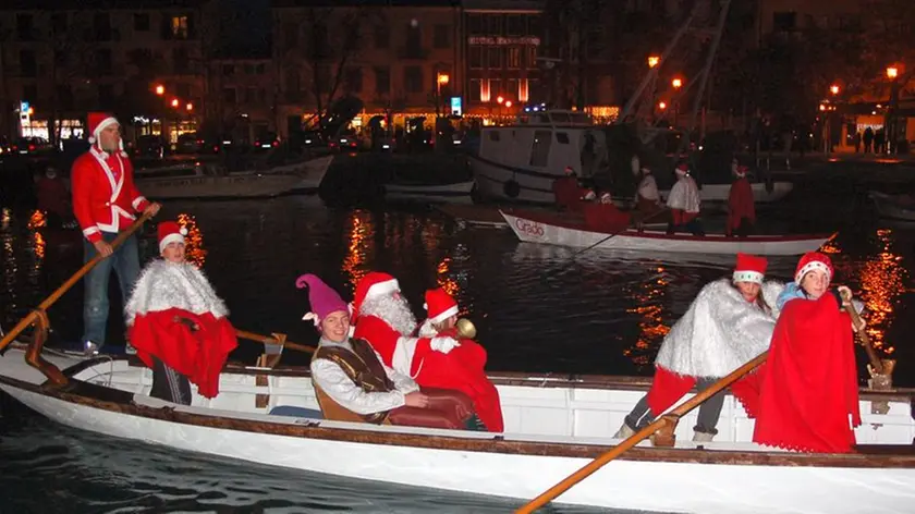 Babbi Natale in arrivo in batela a Grado