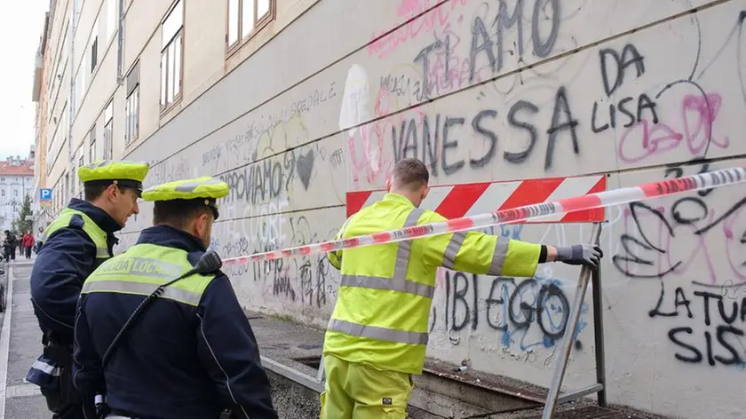 L’intervento della Polizia locale in via San Maurizio per il transennamento Foto Massimo Silvano