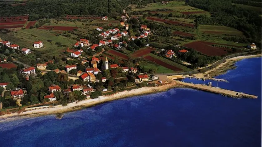 Una veduta panoramica della costa e dell'entroterra di Daila