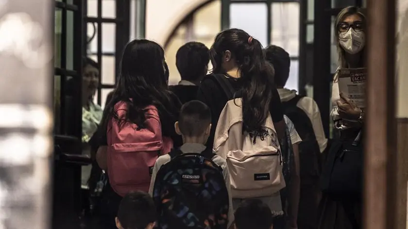 Un gruppo di giovani studenti entra a scuola