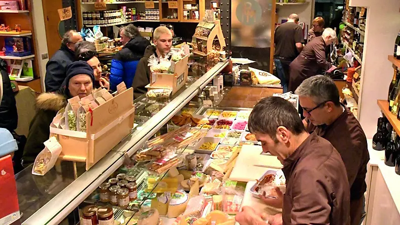 Una salumeria in centro città Foto Bruni