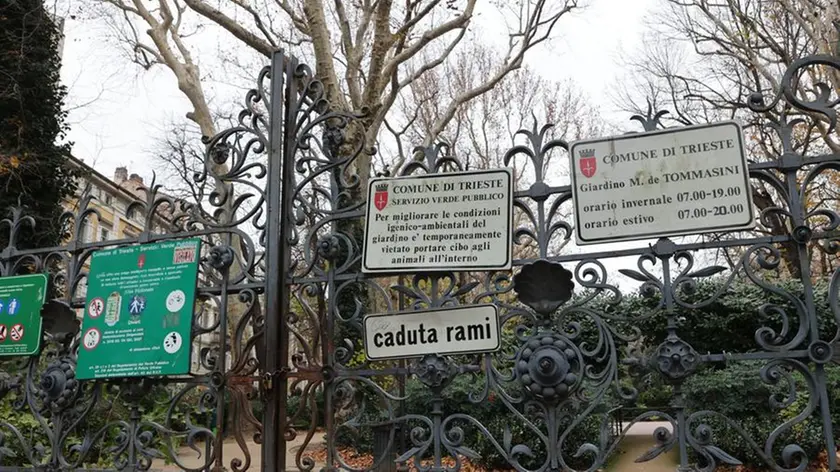 Il giardino pubblico chiuso per bora a Trieste. Foto Lasorte