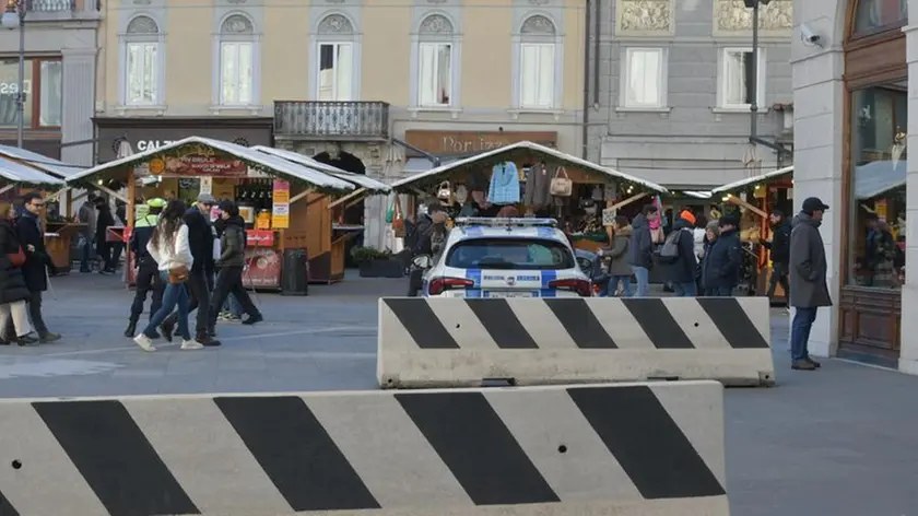 Le barriere di sicurezza davanti ai mercatini in piazza della Borsa a Trieste (Bruni)