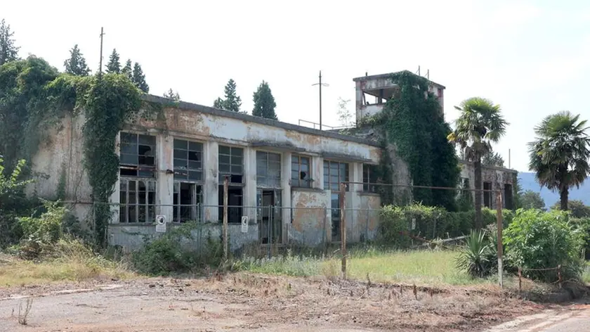 La vecchia torre di controllo è il simbolo dell’aeroporto malridotto Foto Marega
