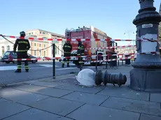 Il lampione crollato in piazza Venezia (Lasorte)