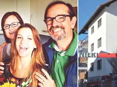 Patrizia Pontani con la figlia Laura e il marito Maurizio; a destra la casa di Forni di Sopra