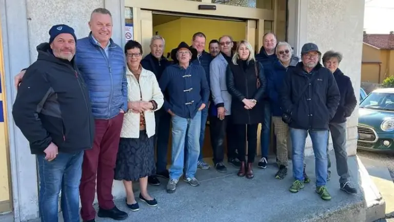 La foto ricordo davanti al supermercato In’s di Monrupino, scattata martedì, l’ultimo giorno di attività