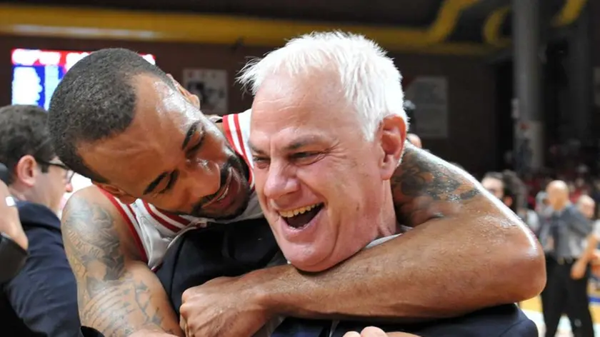 L’abbraccio di Dalmasson con Bowers durante la festa promozione a Casale. Foto Bruni