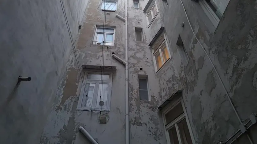 La grondaia dell’edificio dal quale è caduto il ladro
