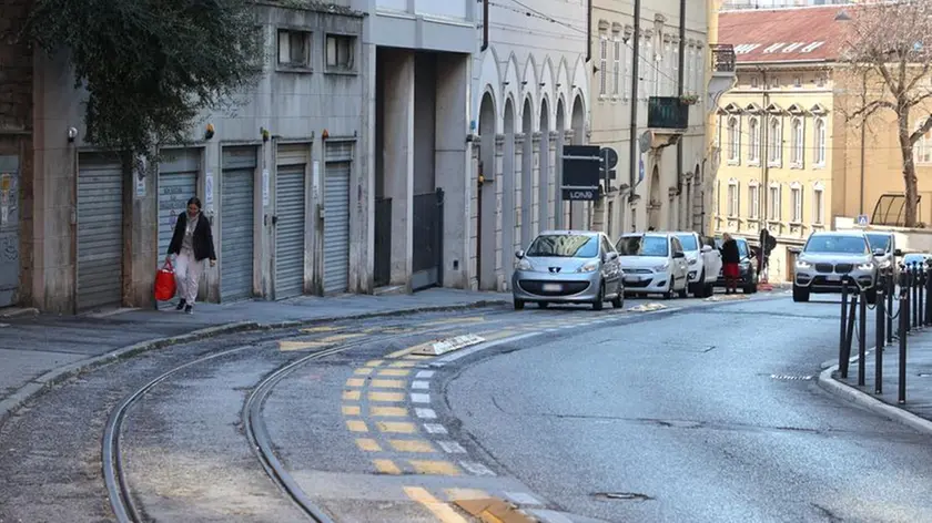 Le auto in divieto di sosta, nonostante i cartelli, multate venerdì mattina lungo via Martiri della Libertà e piazza Casali Foto Andrea Lasorte