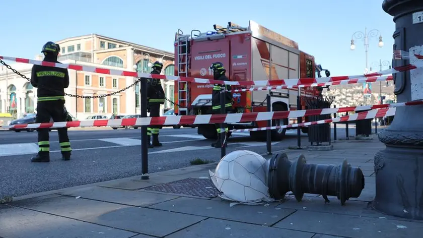Il lampione crollato in piazza Venezia transennato e presidiato dai vigili del fuoco Foto Lasorte