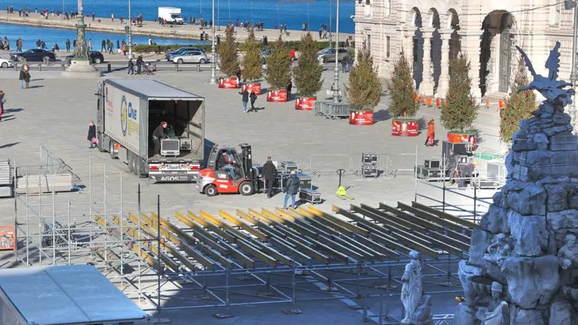 L’allestimento del palco per il Capodanno in piazza Unità Foto Lasorte