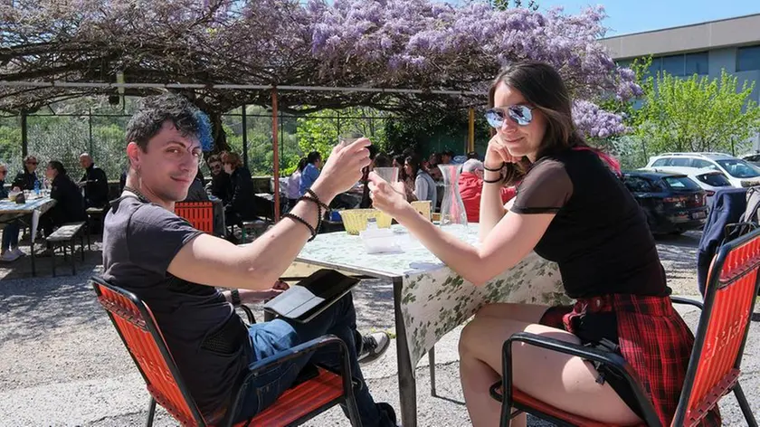 Una coppia brinda in un’osmiza del Carso: a Sgonico arriva un nuovo regolamento foto Massimo Silvano
