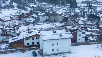 La casa di Forni di Sopra in un'immagine dall'alto