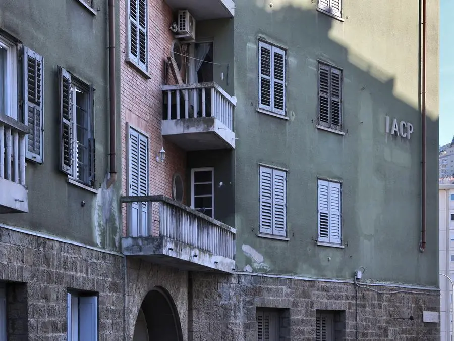 La scritta “Iacp” sull’edificio di via Giusti a Roiano (Lasorte)