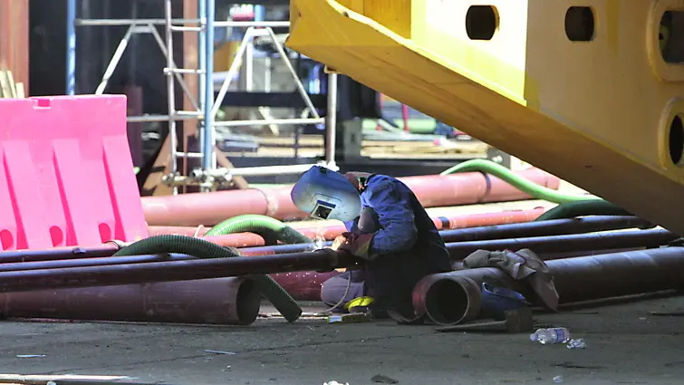 Un operaio al lavoro in cantiere. Sotto accusa anche l’organizzazione di falsi corsi per la sicurezza