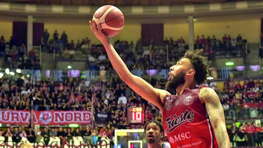 L’attacco al canestro di Valentine nell’ultimo match vinto con Cremona