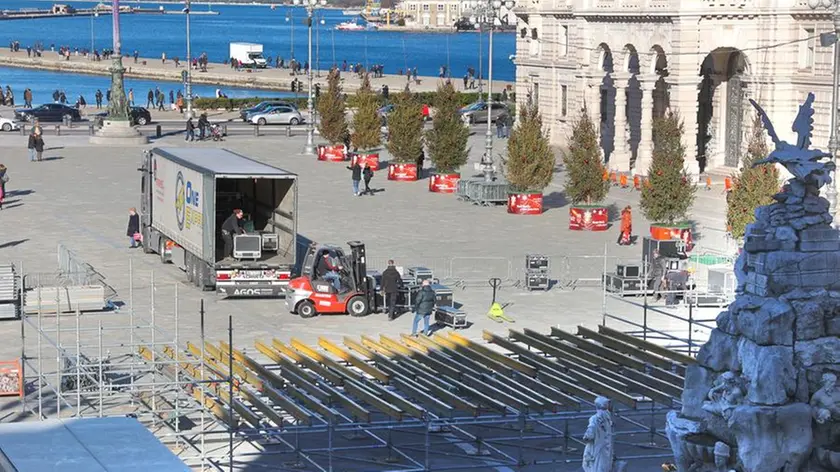 L'allestimento del palco a Trieste (Lasorte)